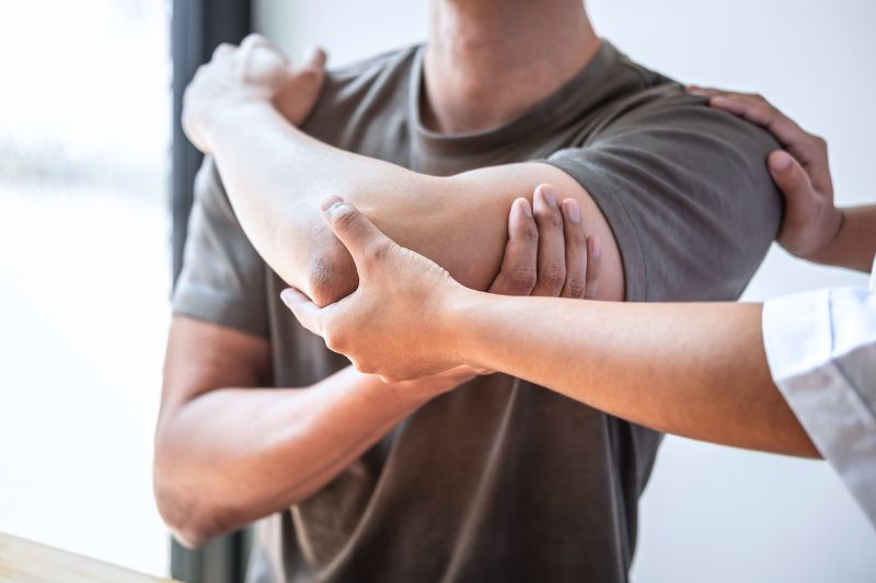 Fizjoterapeuta ocenia zakres ruchu pacjenta w Be Fit Cracow w Krakowie