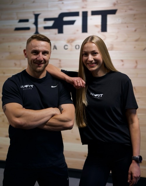 Trener personalny podczas treningu w studiu Be Fit Cracow w Krakowie